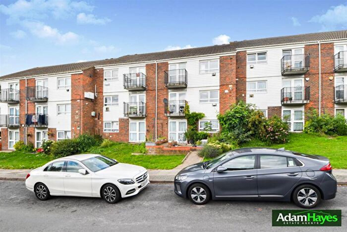 2 Bedroom Apartment For Sale In Rogers Walk, Woodside Park, N12