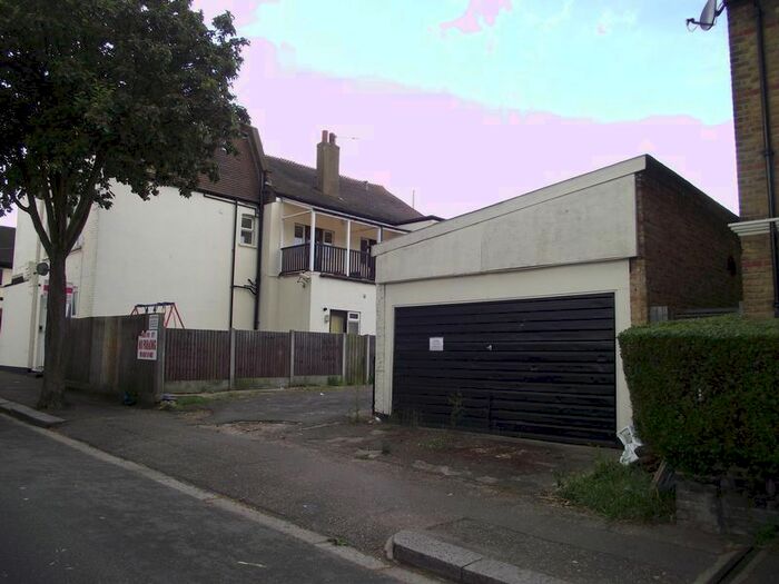 Detached House To Rent In Westborough Road, Westcliff-On-Sea, SS0