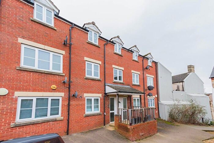 2 Bedroom Flat For Sale In Palace Gate, Irthlingborough, Wellingborough, NN9