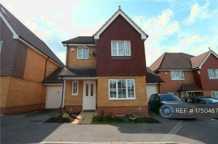 3 Bedroom Detached House To Rent In Oakfield Place, Farnborough, GU14