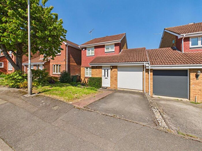 3 Bedroom Link Detached House For Sale In Kernham Drive, Tilehurst, Reading, RG31