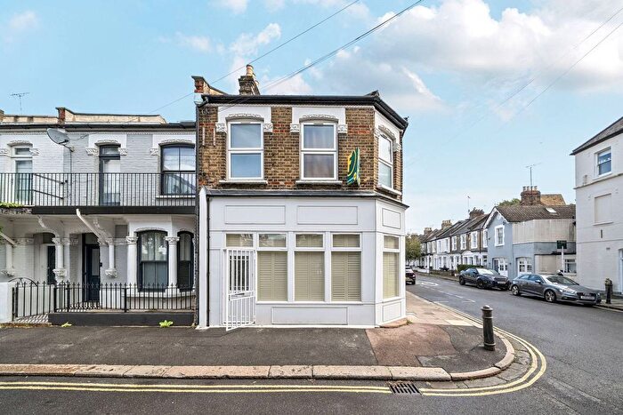 2 Bedroom Flat For Sale In Wheatsheaf Terrace, Parsons Green, London, SW6