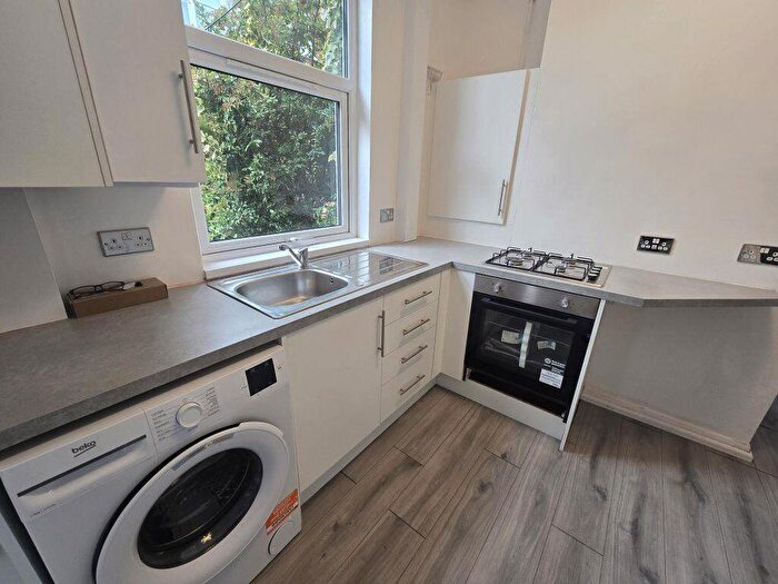 2 Bedroom Flat To Rent In Ashleigh Court, Leicester, LE2