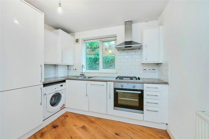 2 Bedroom Flat To Rent In Eardley Road, London, SW16
