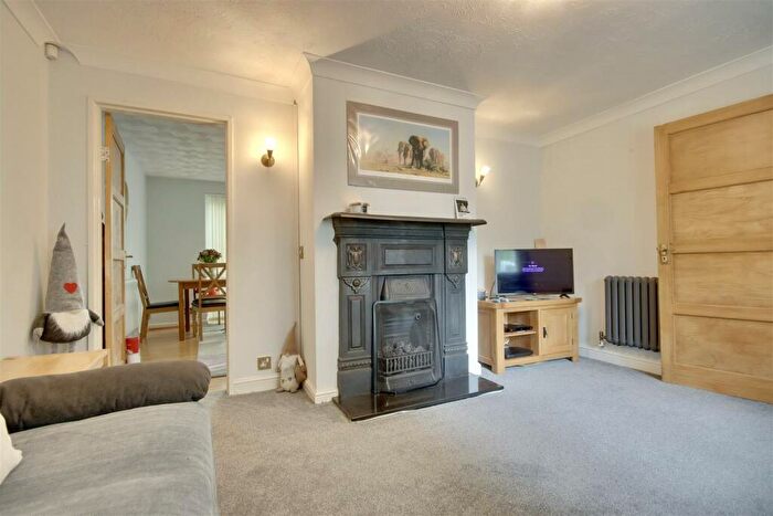 3 Bedroom End Of Terrace House For Sale In Milton Road, Cowplain, Waterlooville, PO8