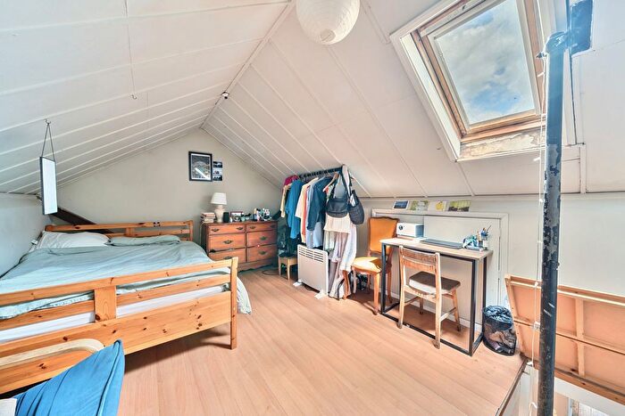 2 Bedroom Flat For Sale In Coldharbour Lane, Camberwell, London, SE5