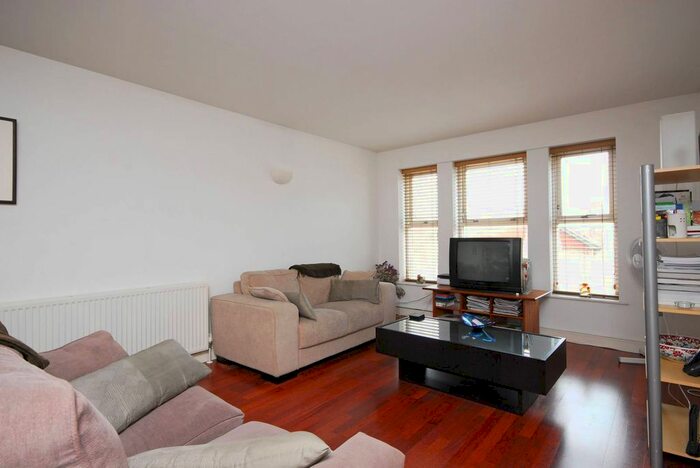 2 Bedroom Flat To Rent In Barrington Court, Stockwell, London, SW4