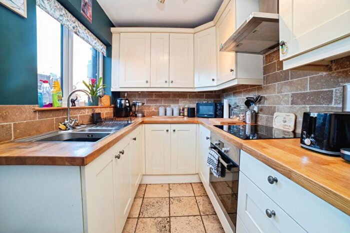 3 Bedroom Semi Detached House For Sale In Oak Tree Road, Sutton-In-Ashfield, Nottinghamshire, NG17