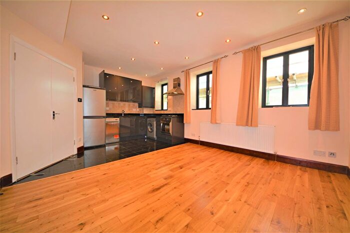 2 Bedroom Flat To Rent In High Road, East Finchley, London, N2