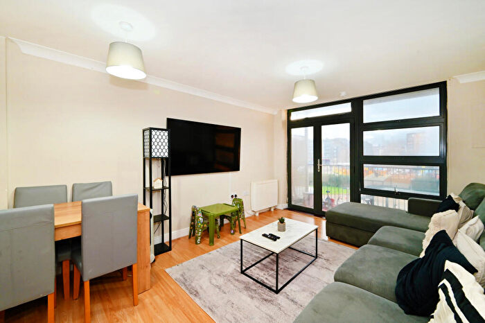 2 Bedroom Flat For Sale In Maltings Close, Bromley By Bow, E3