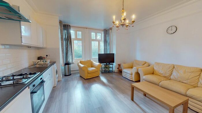 3 Bedroom Flat To Rent In Grosvenor Avenue, Carshalton, SM5