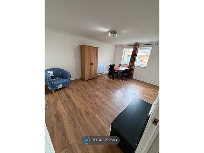 2 Bedroom Flat To Rent In Old Park Mews, Hounslow, TW5