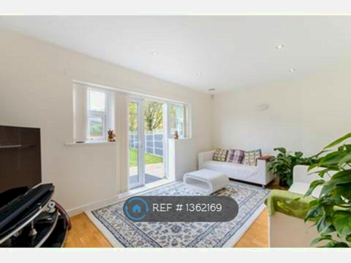 4 Bedroom Detached House To Rent In Lateward Road, Brentford, TW8