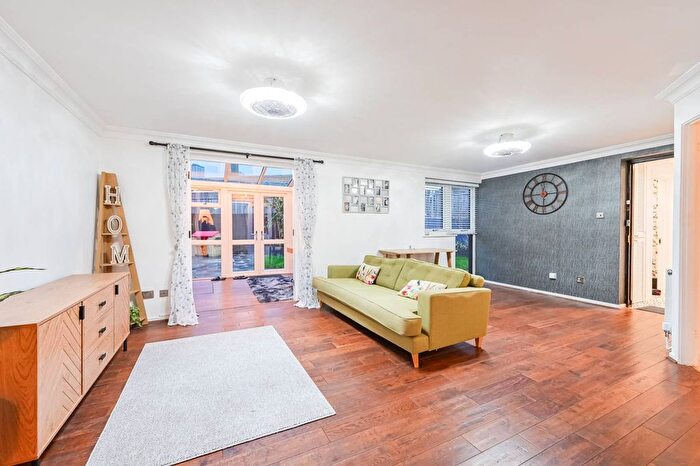 3 Bedroom Semi-Detached House To Rent In Friars Mead, Isle Of Dogs, London, E14