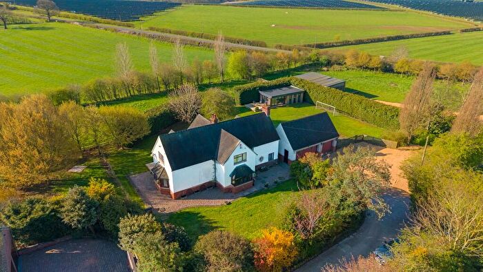 4 Bedroom Detached House For Sale In Burton Road Farm, Lodge Hill, Tutbury, DE13