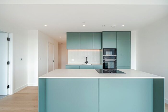 2 Bedroom Flat To Rent In Parkview Avenue, Brent Cross, NW2