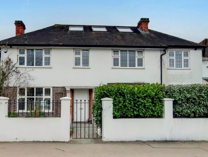 6 Bedroom Semi-Detached House To Rent In Covington Way, London, SW16