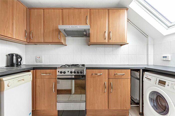 1 Bedroom Flat To Rent In Coppock Close, London, SW11