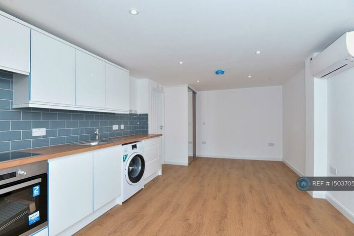 Studio To Rent In High Street, Crowthorne, RG45