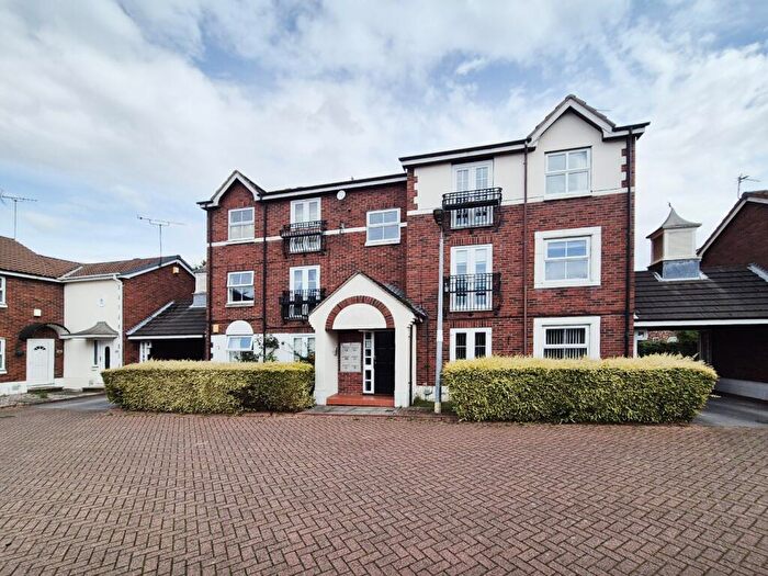 2 Bedroom Flat For Sale In Howdale Road, Hull, HU8