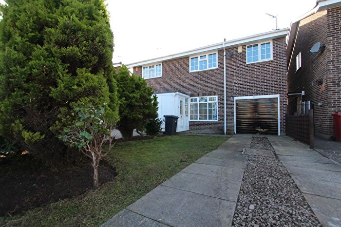 3 Bedroom Semi-Detached House To Rent In Grange Avenue, Dronfield Woodhouse, S18
