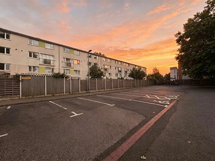 2 Bedroom Flat To Rent In Fishers Close, EN8