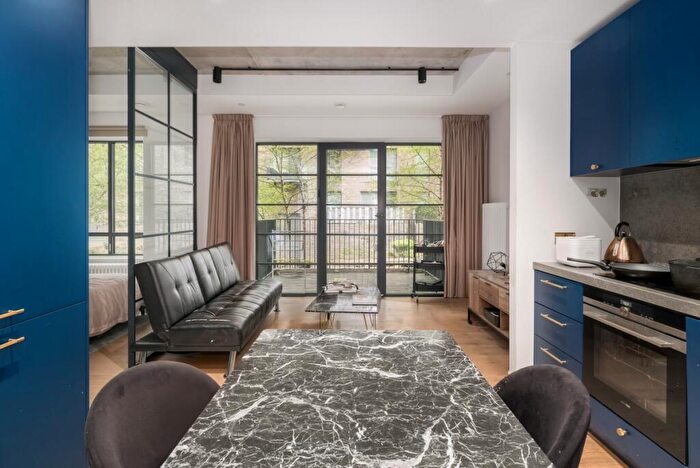 Apartment To Rent In Goodluck Hope Walk, E14