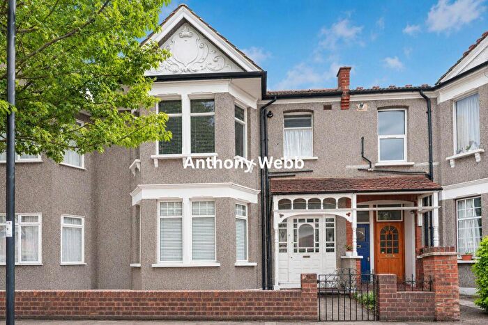 2 Bedroom Flat For Sale In Windsor Road, Palmers Green, N13