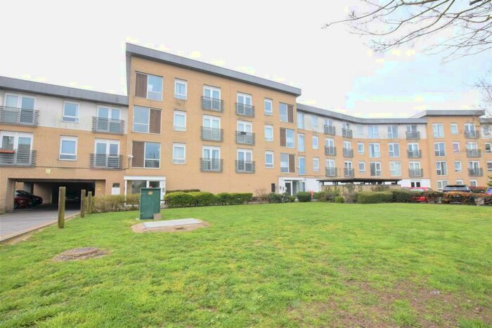 2 Bedroom Flat For Sale In Station Avenue, Southend-On-Sea, SS2