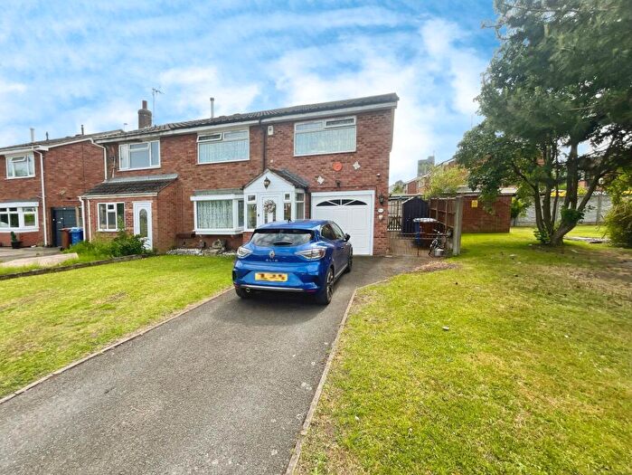 4 Bedroom Semi-Detached House For Sale In The Grange, Burton-On-Trent, DE14