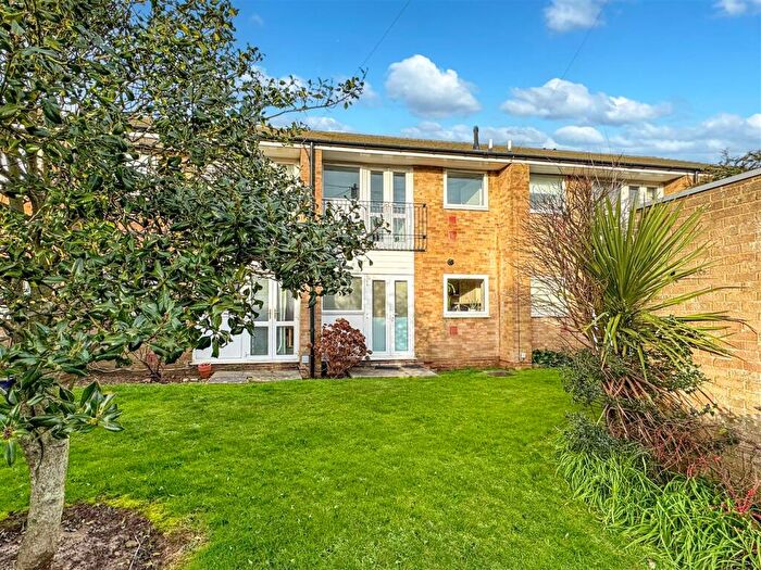 1 Bedroom Apartment For Sale In York Gardens, Littlehampton, BN17