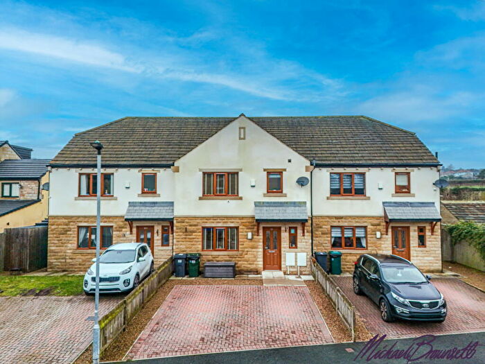 4 Bedroom Town House For Sale In Moor Top Road, Bradford, Low Moor, BD12