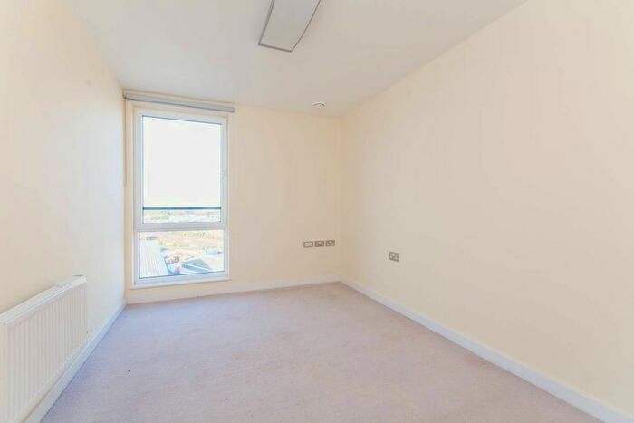 2 Bedroom Flat To Rent In The Green, Southall, UB2