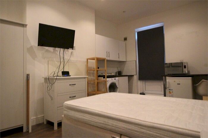 Studio To Rent In New Brent Street, London NW4