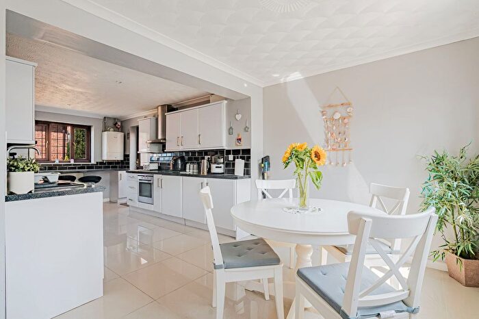 4 Bedroom Detached House For Sale In Boundary Close, Swindon, SN2