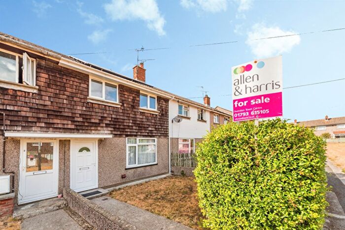 3 Bedroom Terraced House For Sale In Barbury Close, Swindon, SN25
