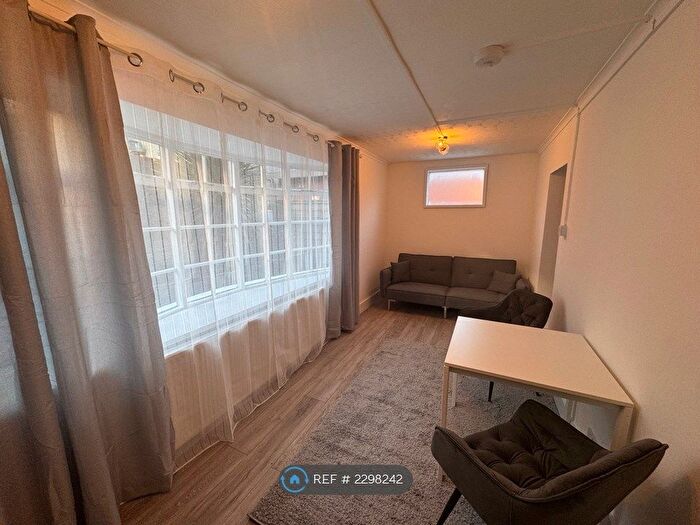 1 Bedroom Flat To Rent In Essex Place, London, W4