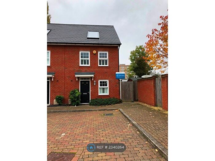 3 Bedroom End Of Terrace House To Rent In Erickson Gardens, Bromley, BR2
