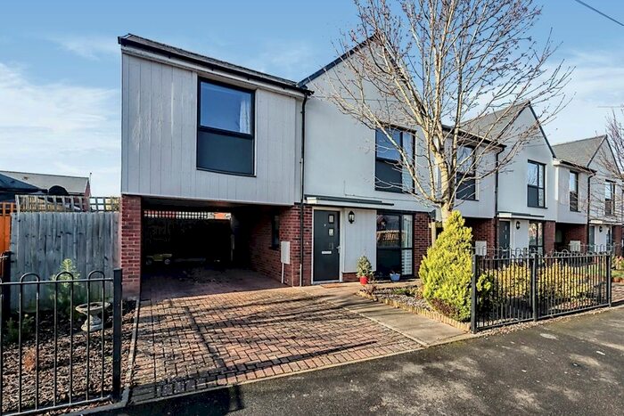 3 Bedroom Semi-Detached House For Sale In Gresham Road, Worcester, WR2