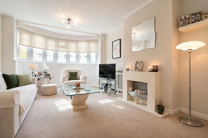3 Bedroom Flat For Sale In Beaufort Park, Golders Green, Barnet, London, NW11