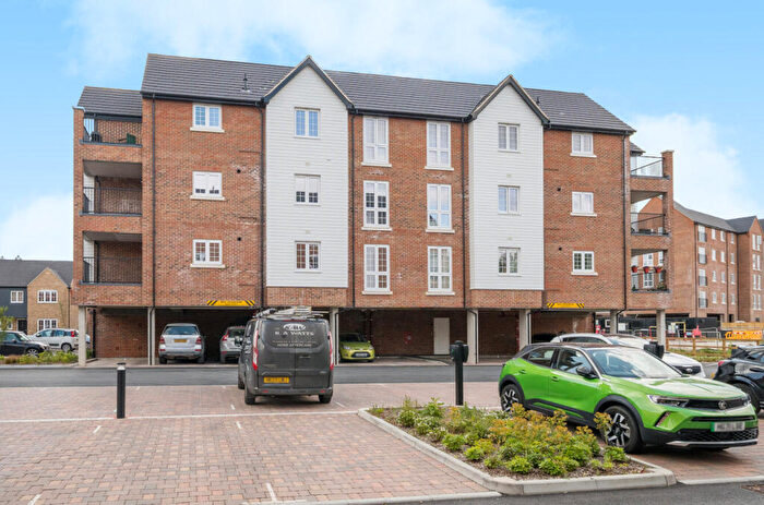 2 Bedroom Flat To Rent In Harp Avenue, Alton, Hampshire, GU34