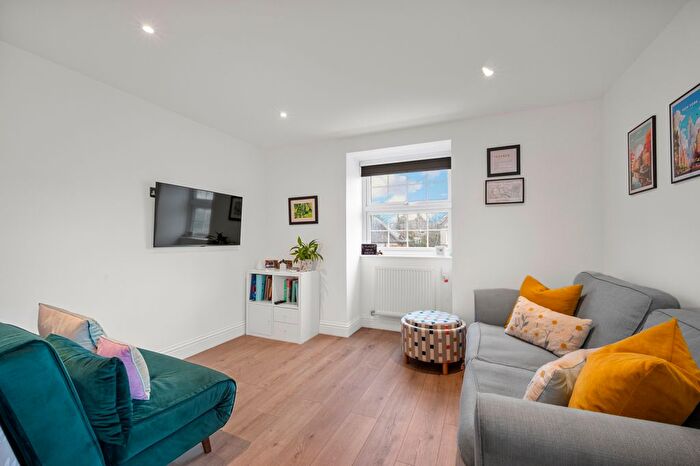 1 Bedroom Flat For Sale In Villiers Avenue, Surbiton, KT5