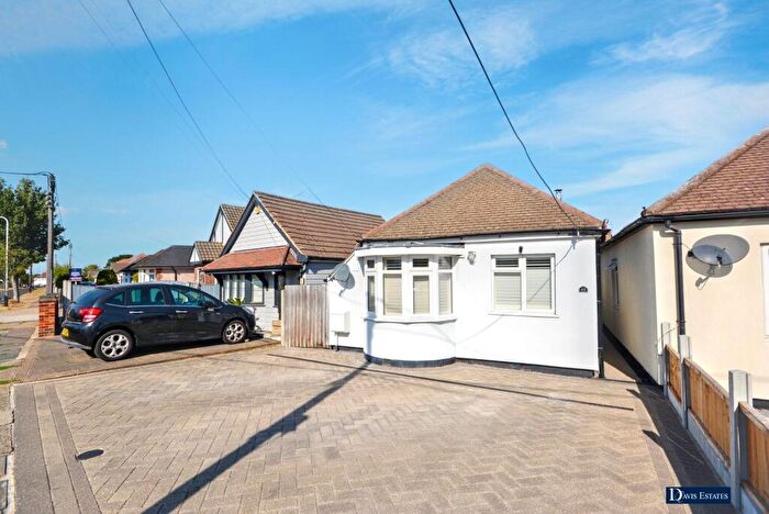 2 Bedroom Bungalow For Sale In The Crescent, Cranham, Upminster, RM14