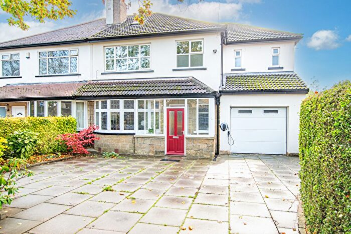 4 Bedroom Semi Detached House For Sale In St Margarets View, Leeds, LS8