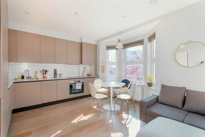 2 Bedroom Flat To Rent In Askew Crescent, London, W12