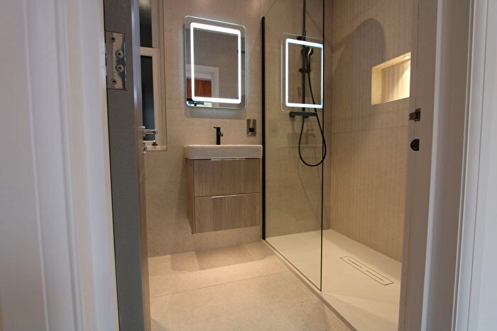 2 Bedroom Flat To Rent In Mitcham Road, London, SW17