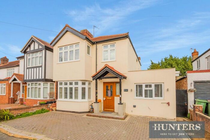 4 Bedroom Semi-Detached House To Rent In Willowhayne Gardens, Worcester Park, KT4