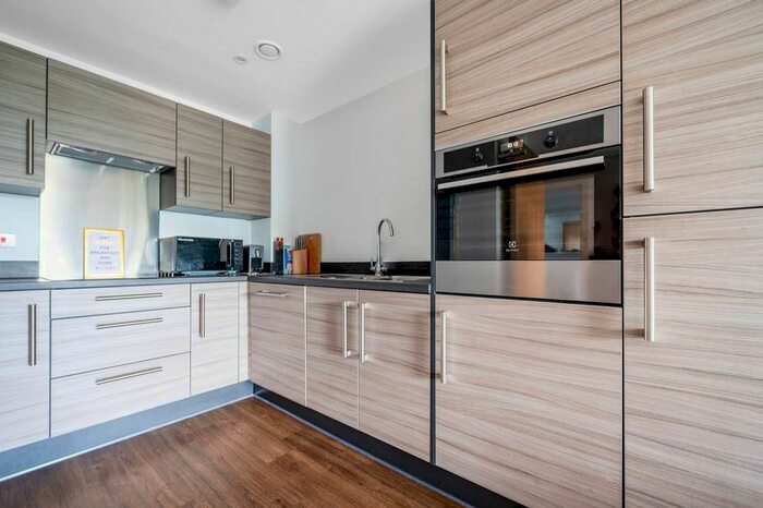 1 Bedroom Flat To Rent In Station View, Guildford, Guildford, GU1