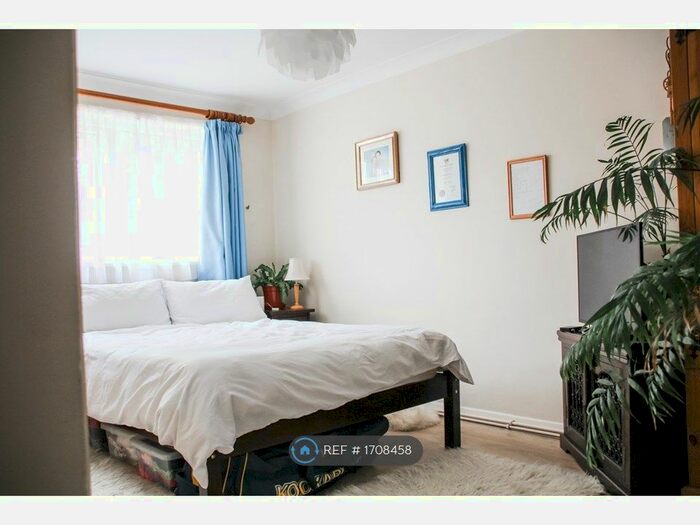 2 Bedroom Flat To Rent In Priory Close, Walton-On-Thames, KT12