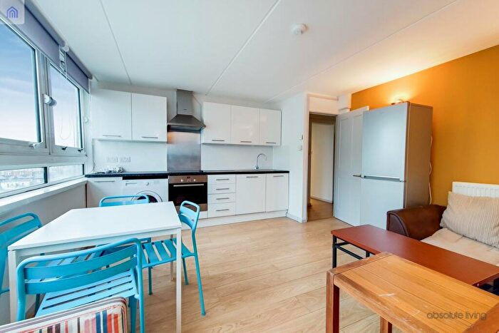 4 Bedroom Apartment To Rent In Turpin House, Strasburg Road, Battersea Park, SW11
